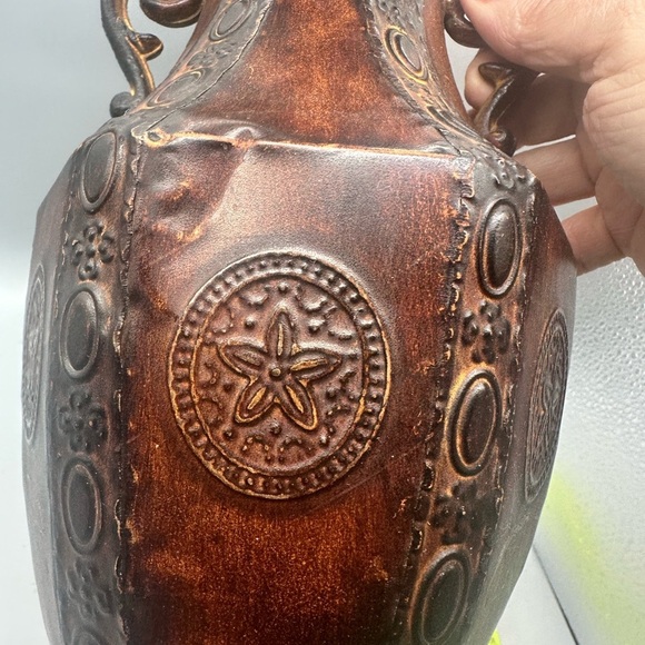 Vintage ornate metal vase - Picture 5 of 10